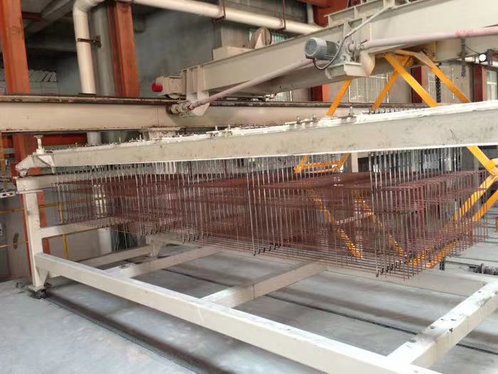 鞍架上掛好了鋼筋網(wǎng)片