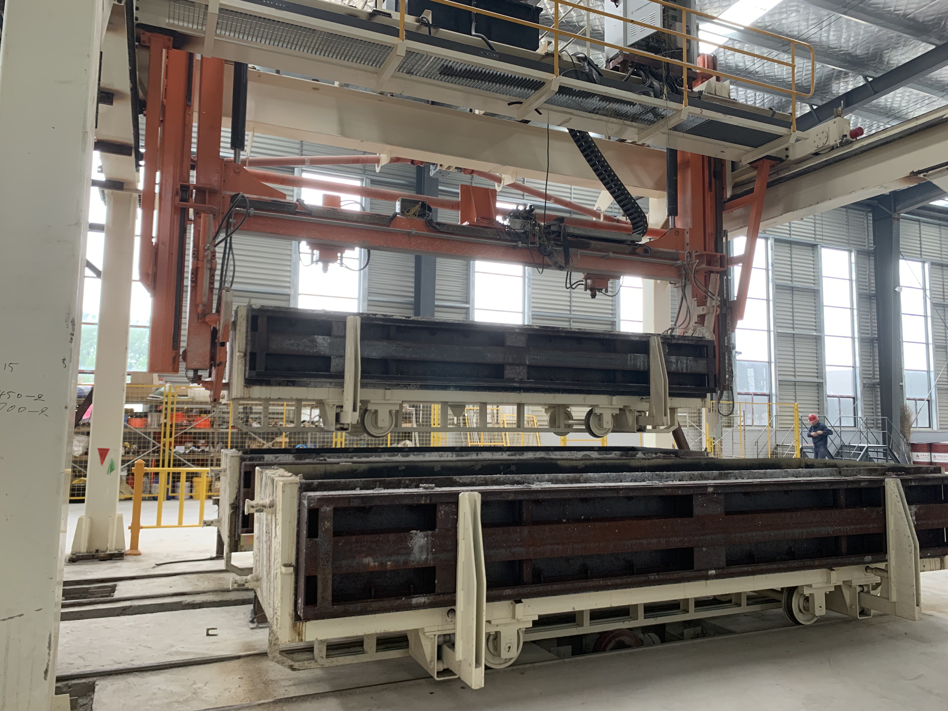 切割輸送機構(gòu)及翻轉(zhuǎn)脫模吊具